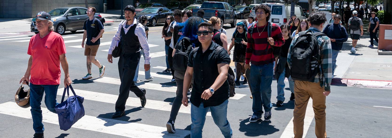 Students crossing the street a the City College campus
