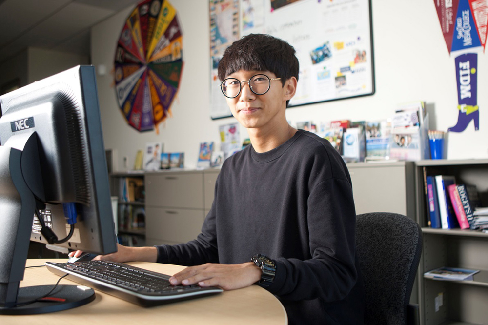 A student sits in front of a computer at the mesa college transfer center