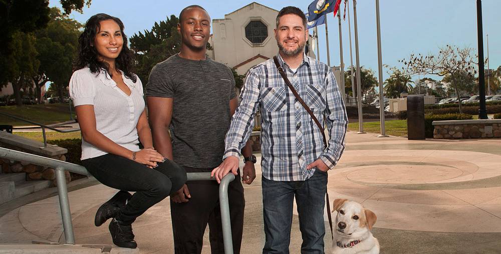 Three veterans and a labrador that is a support canine