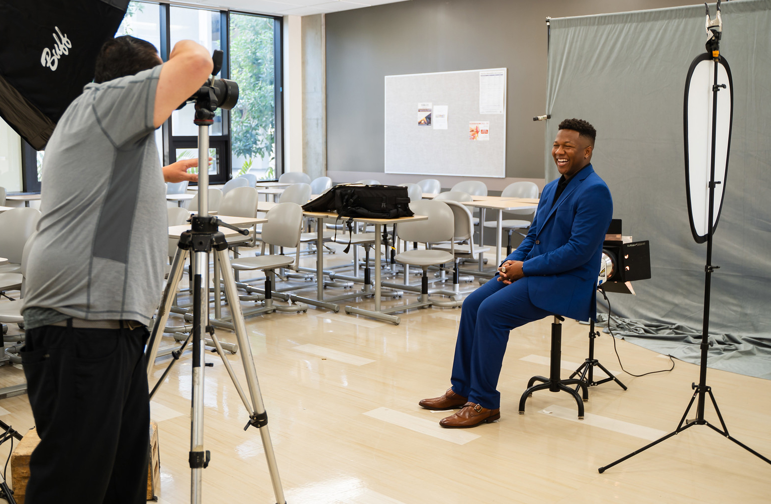 Student Angel Wilson has a headshot taken by a professional photographer at a career fair.