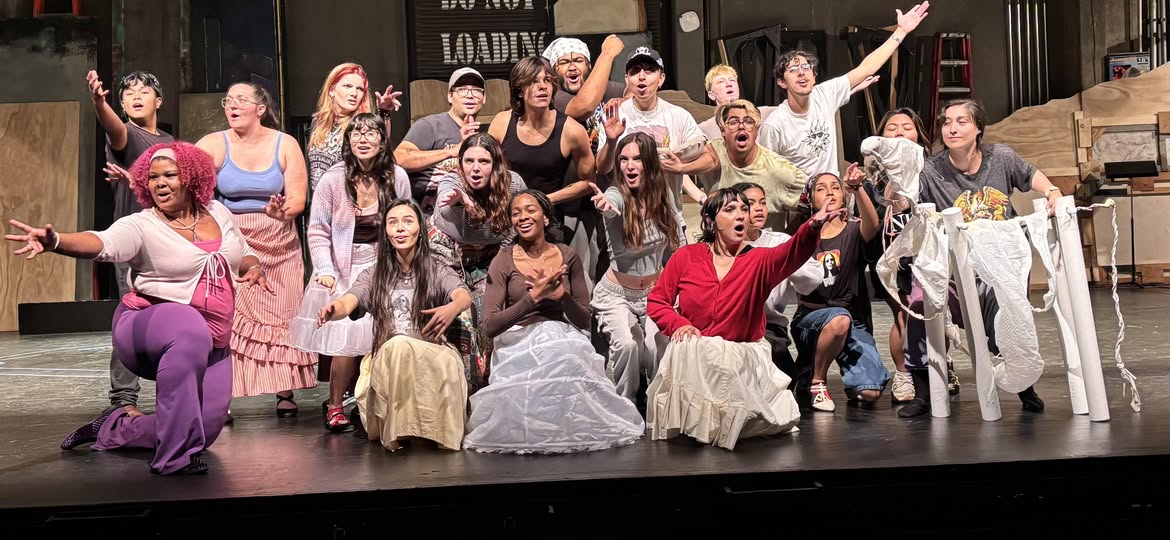 21 people in the cast on stage