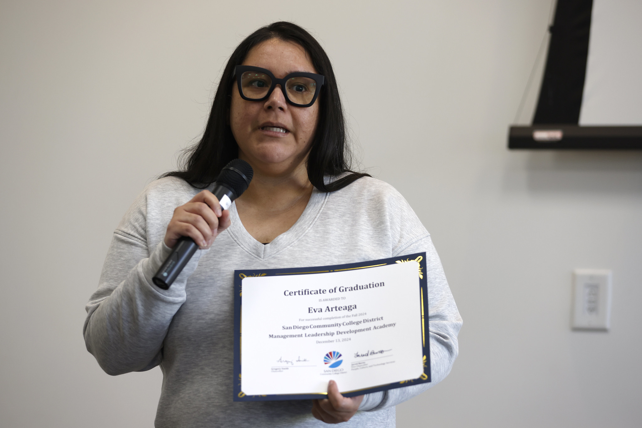 
Eva Areaga receives her certificate.
