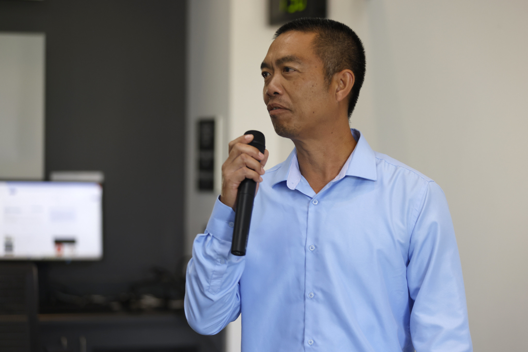 
Pete Phounsavath receives his certificate.
