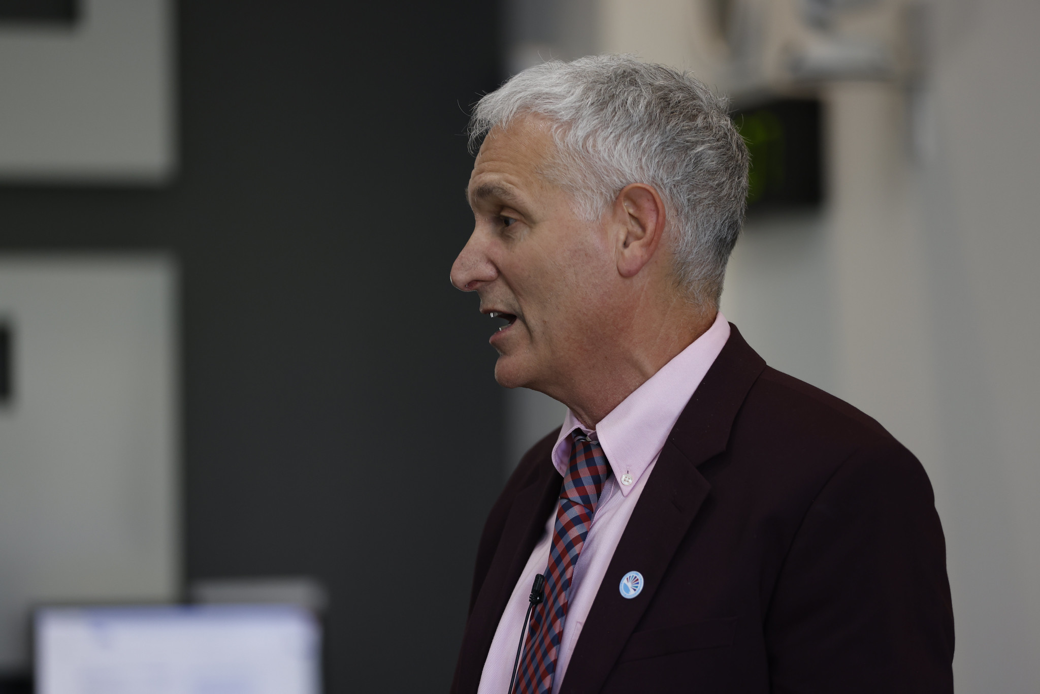 
Richard Weinroth speaks at the academy.
