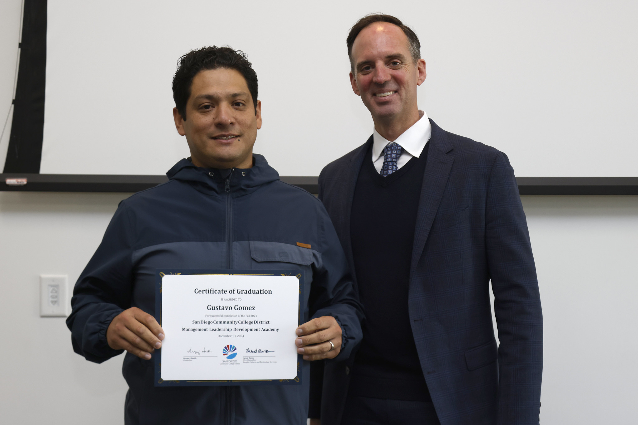 
Gustavo Gomez receives his certificate.
