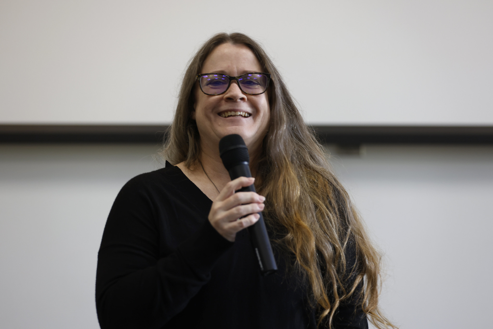 
Annette Delozier receives her certificate.
