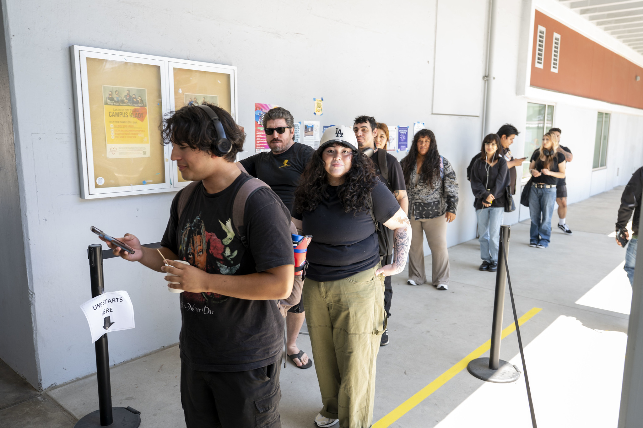 
10 students standing in line.
