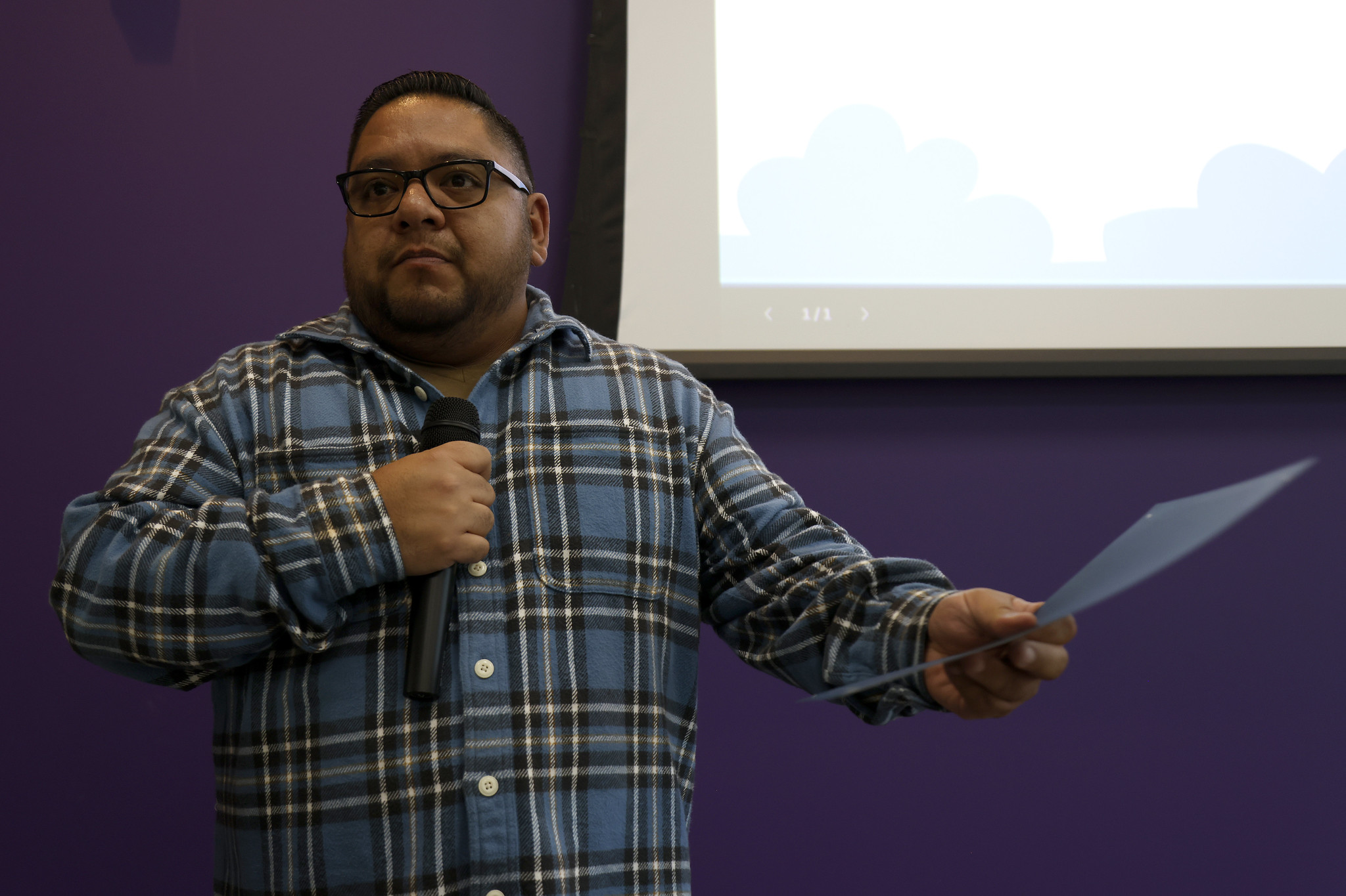 
Alexis Cano speaks to the audience.
