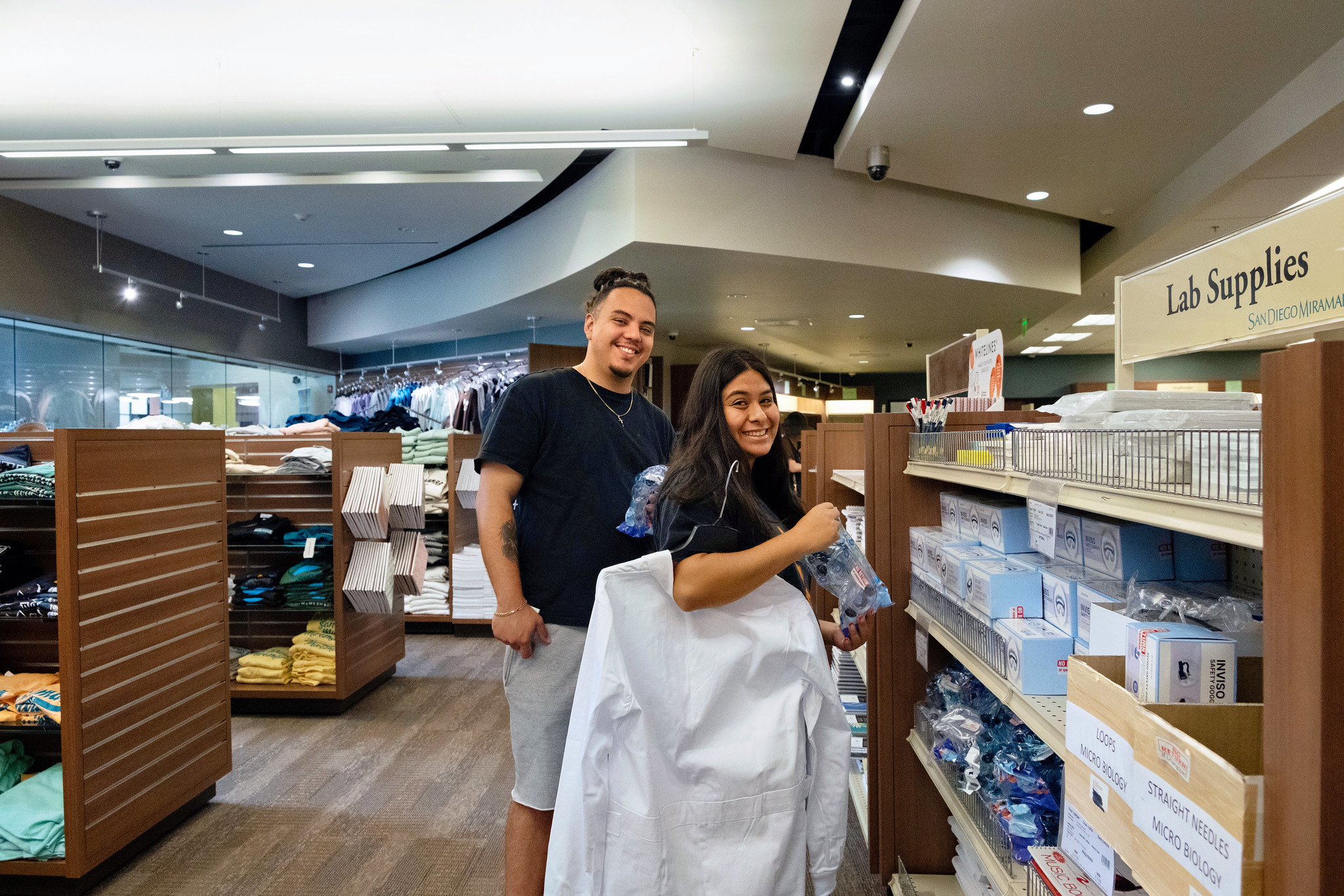 
Two students shopping in the bookstore.
