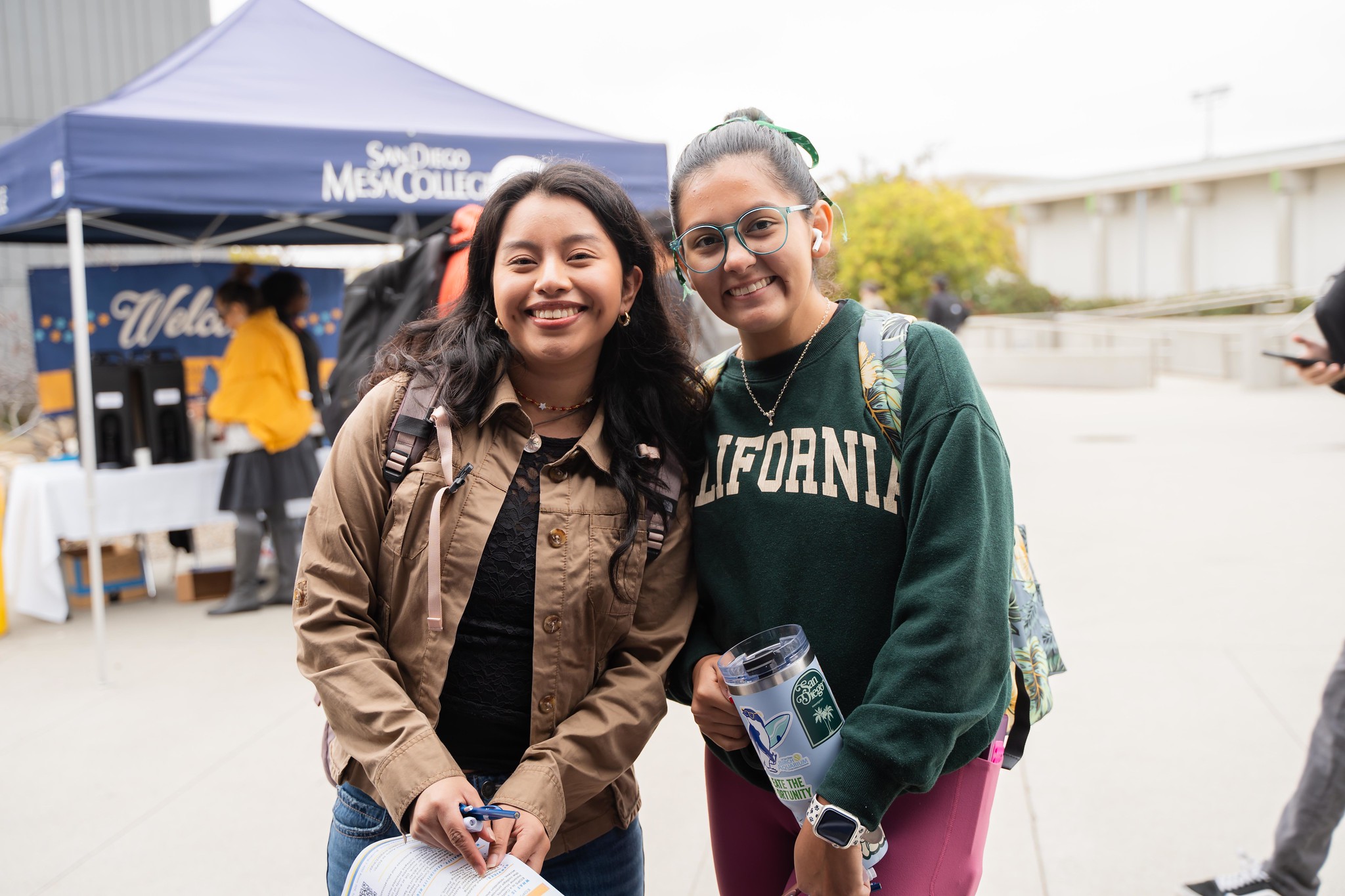 
Two students at Mesa's welcome week.
