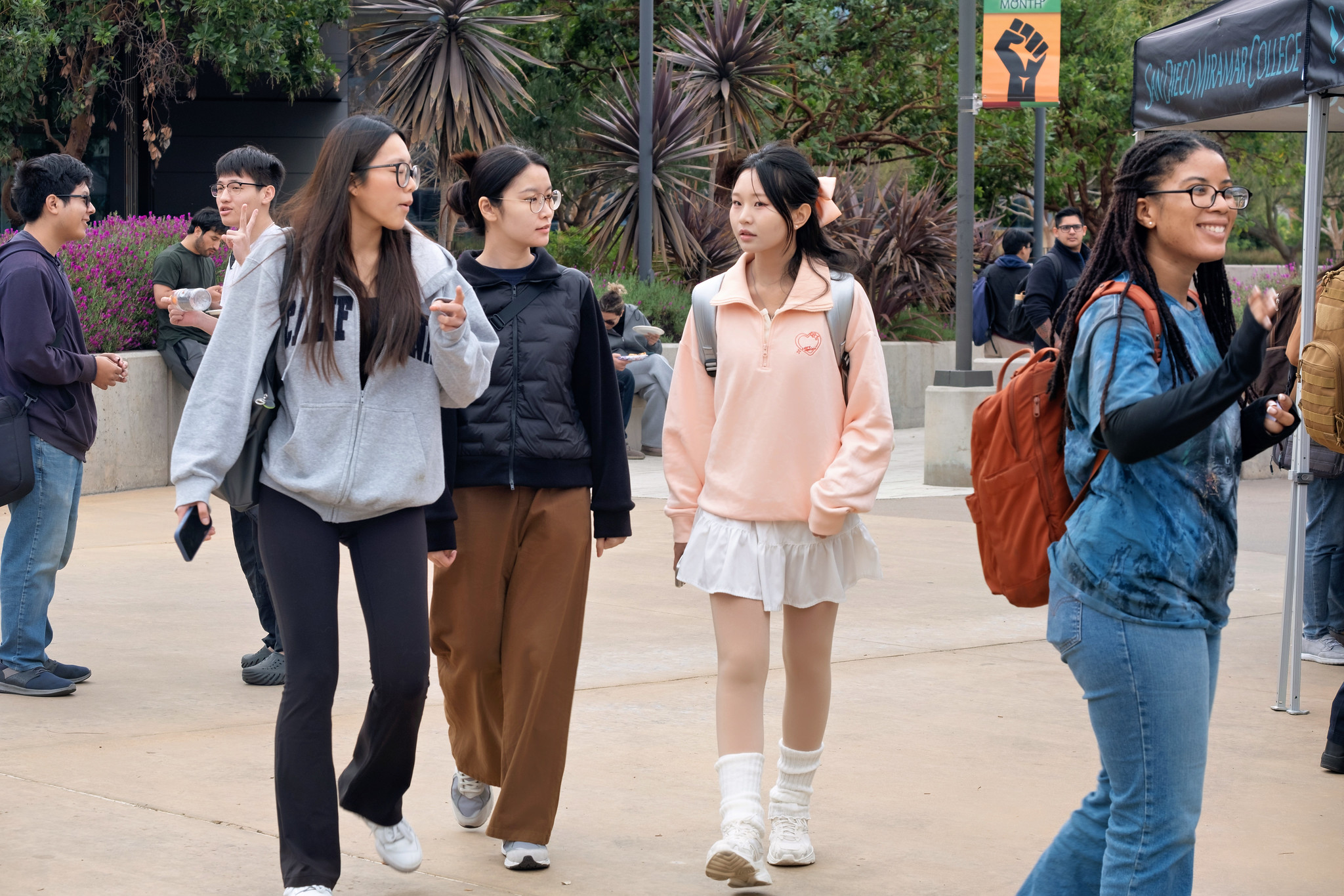 
Four students walking at Miramar's welcome week.
