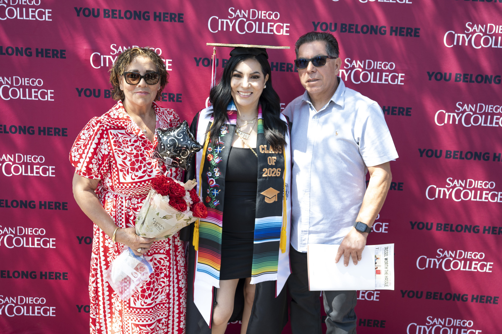 A graduate poses with her family.&nbsp;
