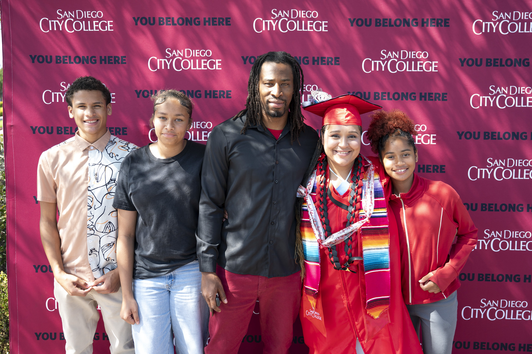 A graduate with four family members.&nbsp;