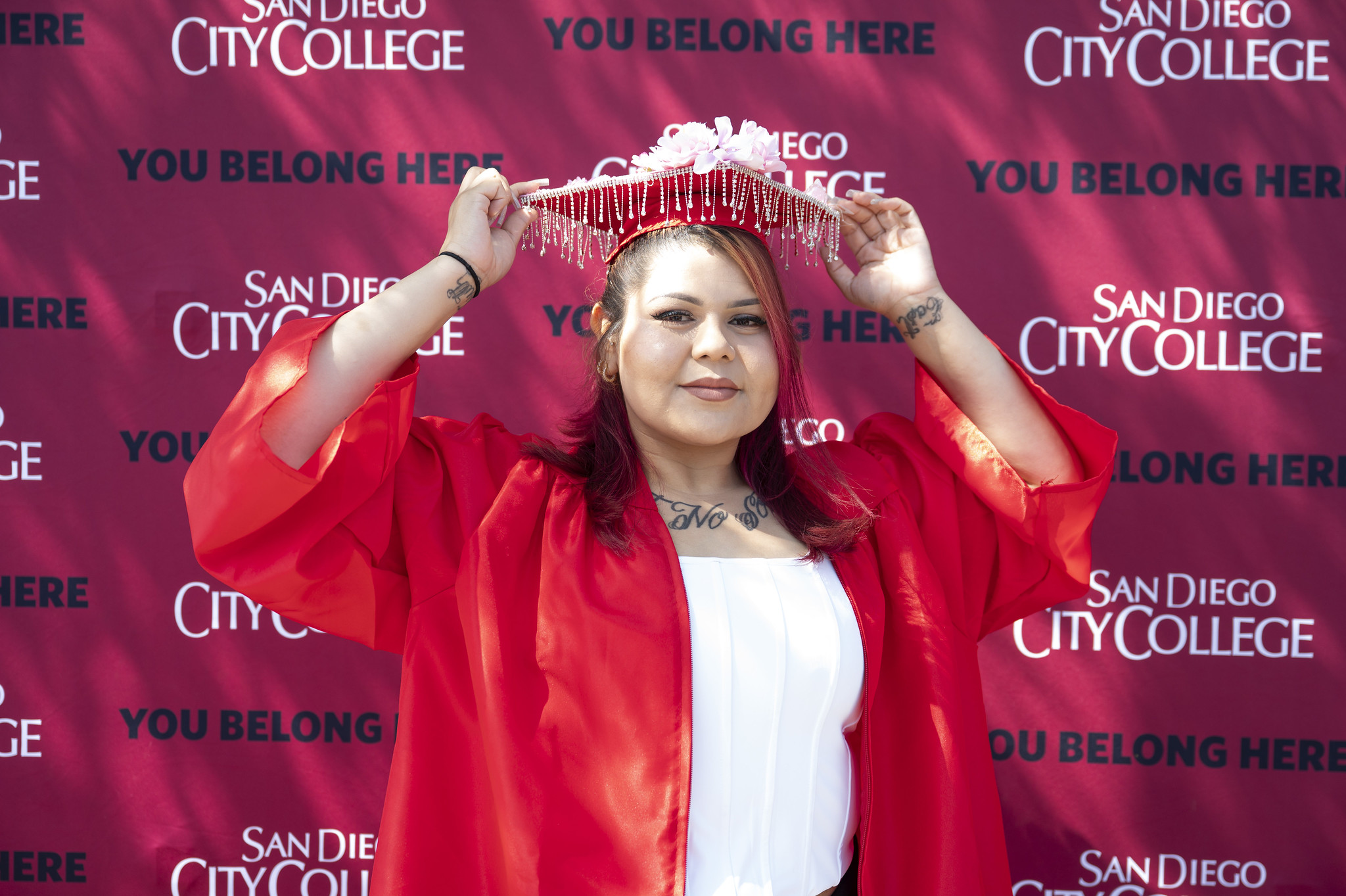 A graduate shows off her decorated cap.&nbsp;