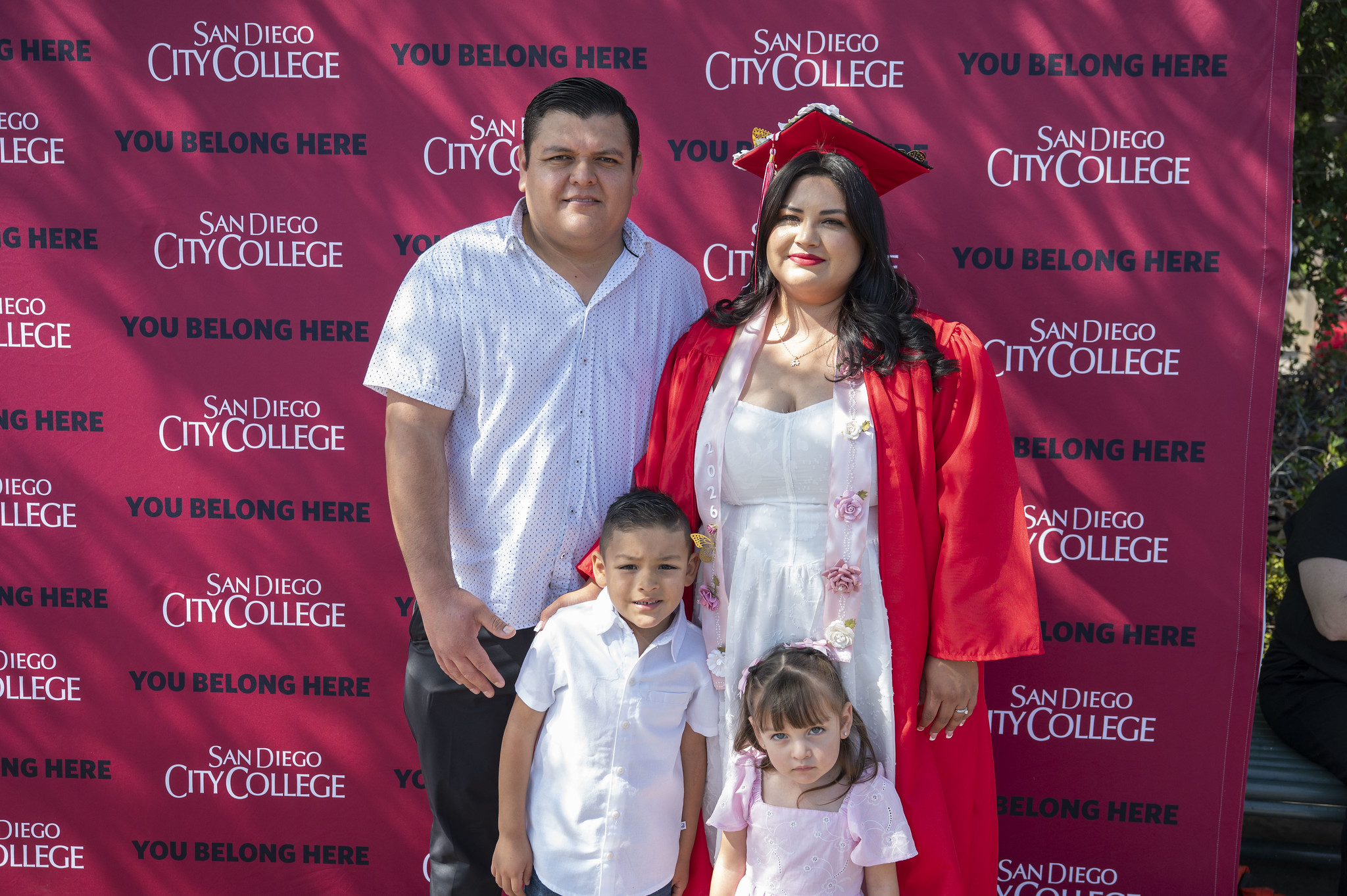 A graduate poses with her family.&nbsp;
