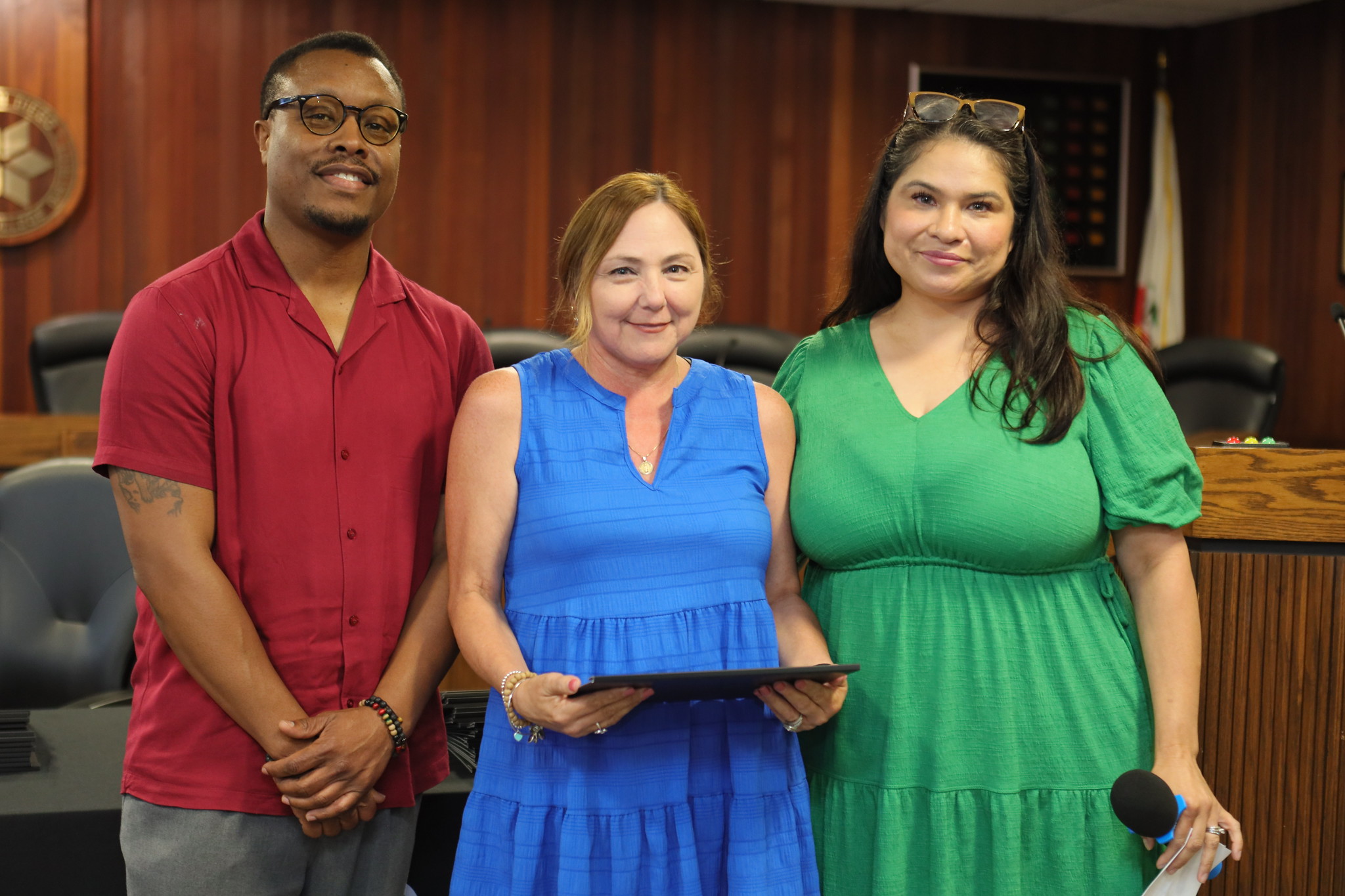 
An employee is presented with their service certificate.
