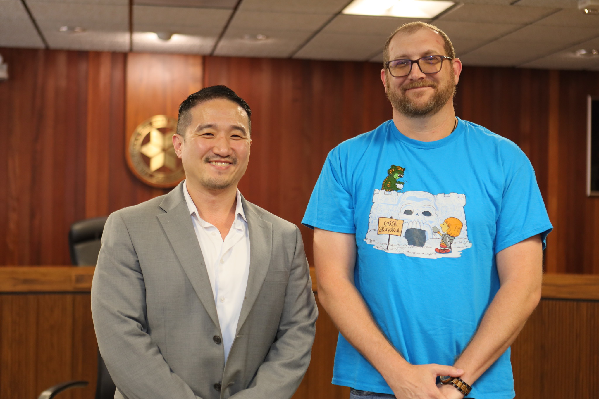 
An employee is presented with their service certificate.
