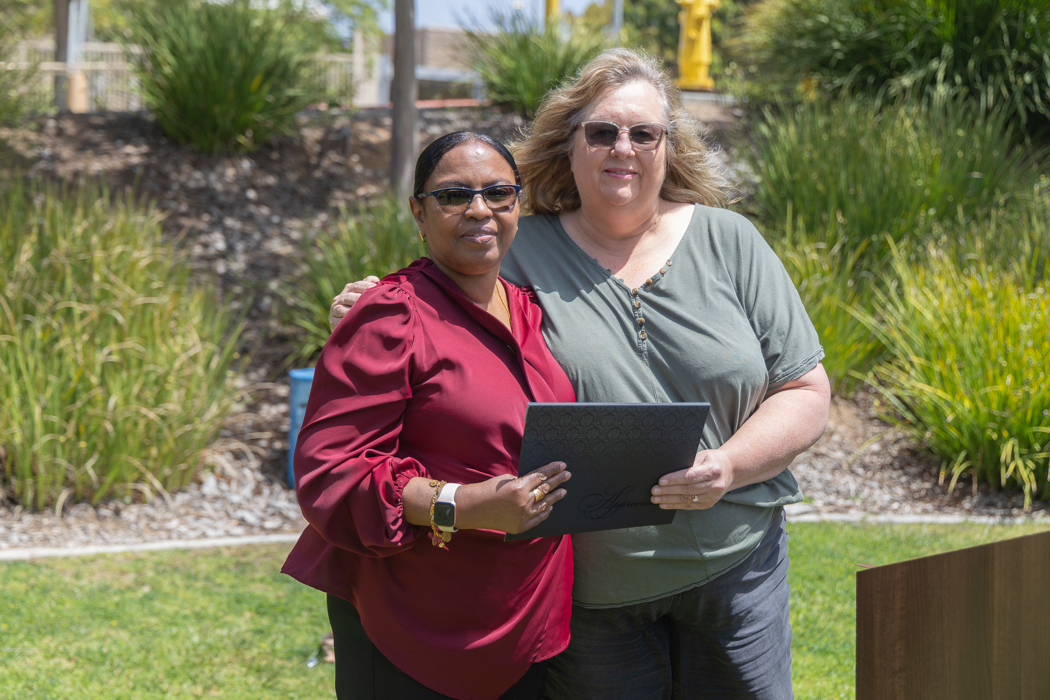 A presenter gives an employee a service award.&nbsp;