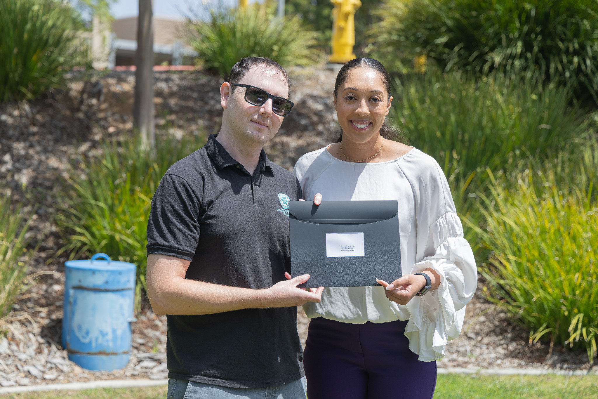 A presenter gives an employee a service award.&nbsp;