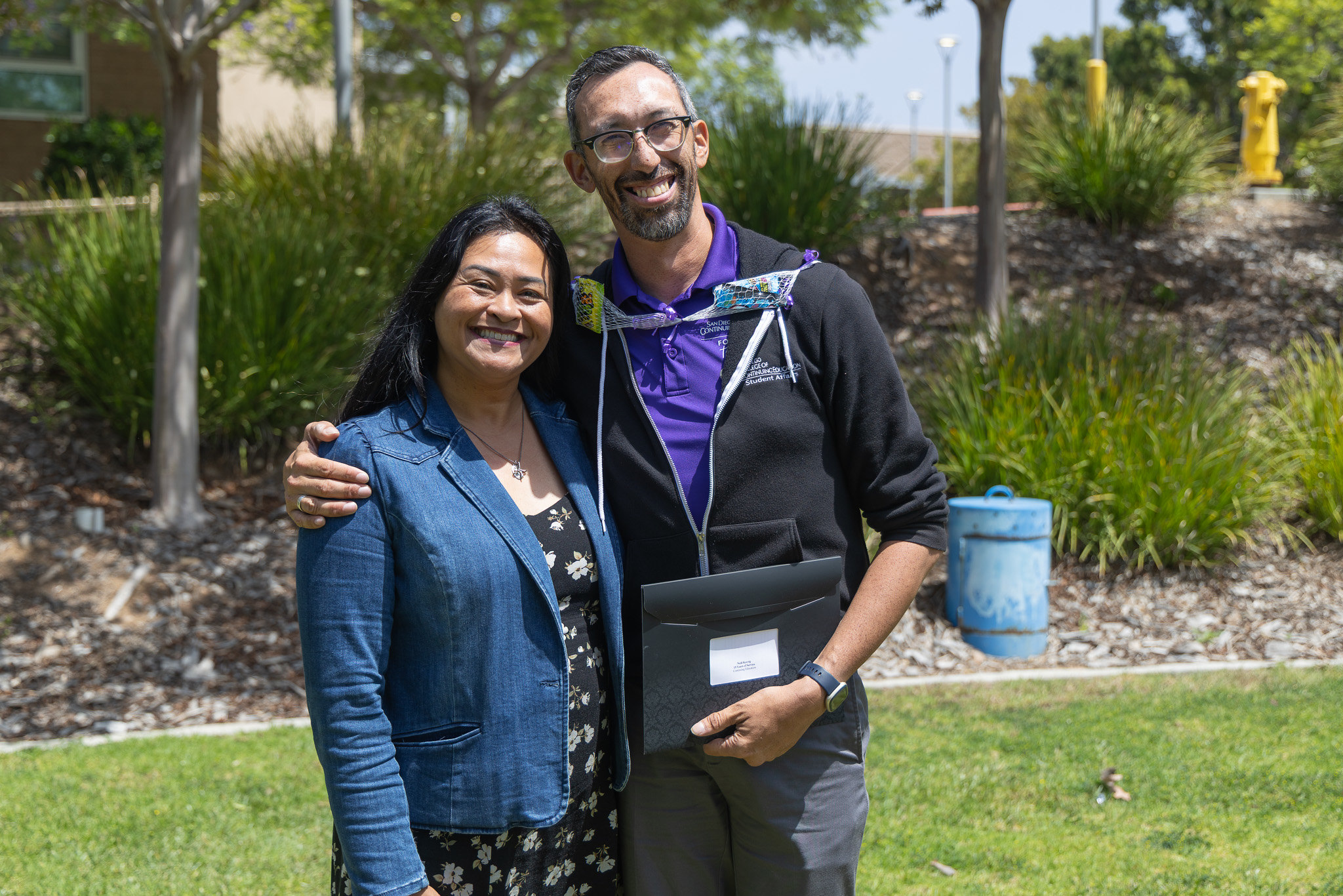 A presenter gives an employee a service award.&nbsp;