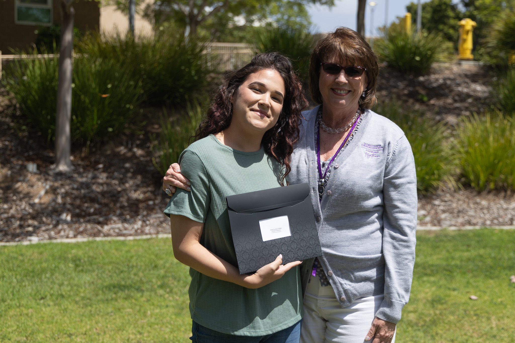 A presenter gives an employee a service award.&nbsp;