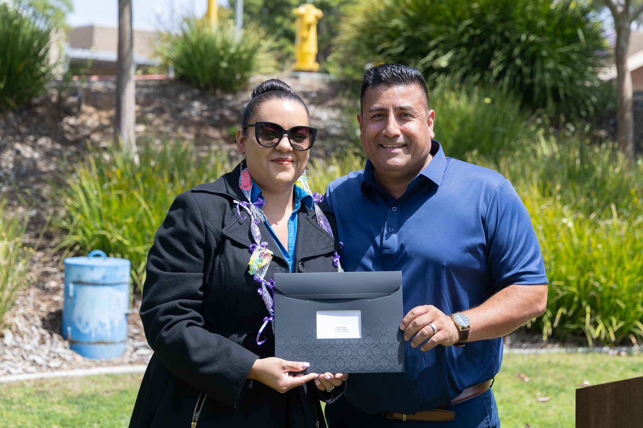 A presenter gives an employee a service award.&nbsp;