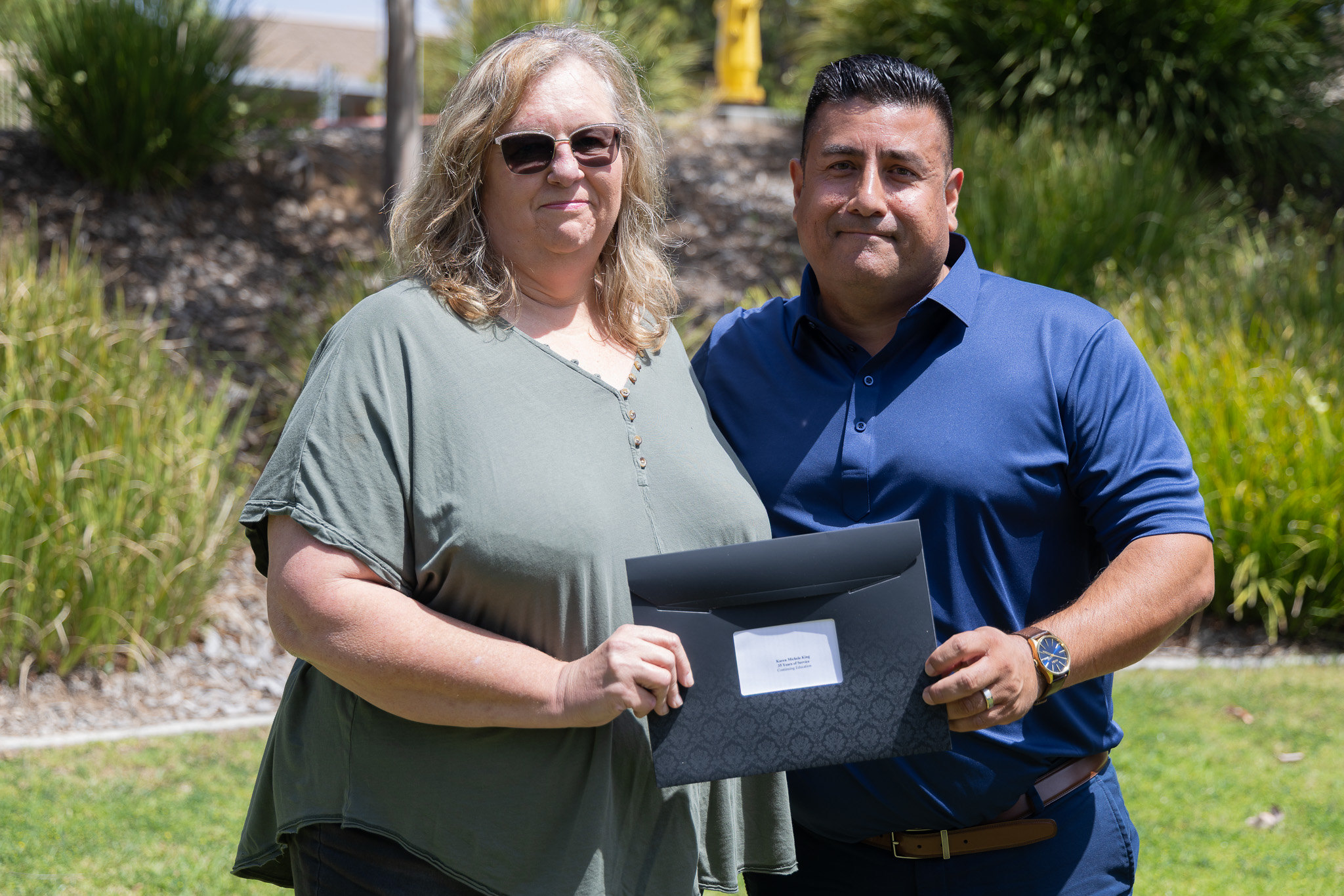 A presenter gives an employee a service award.&nbsp;