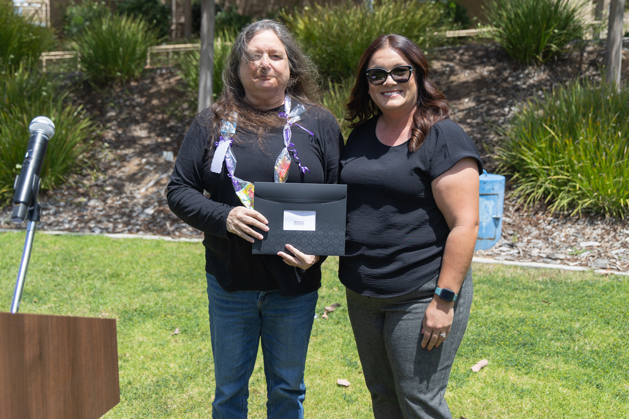 A presenter gives an employee a service award.&nbsp;