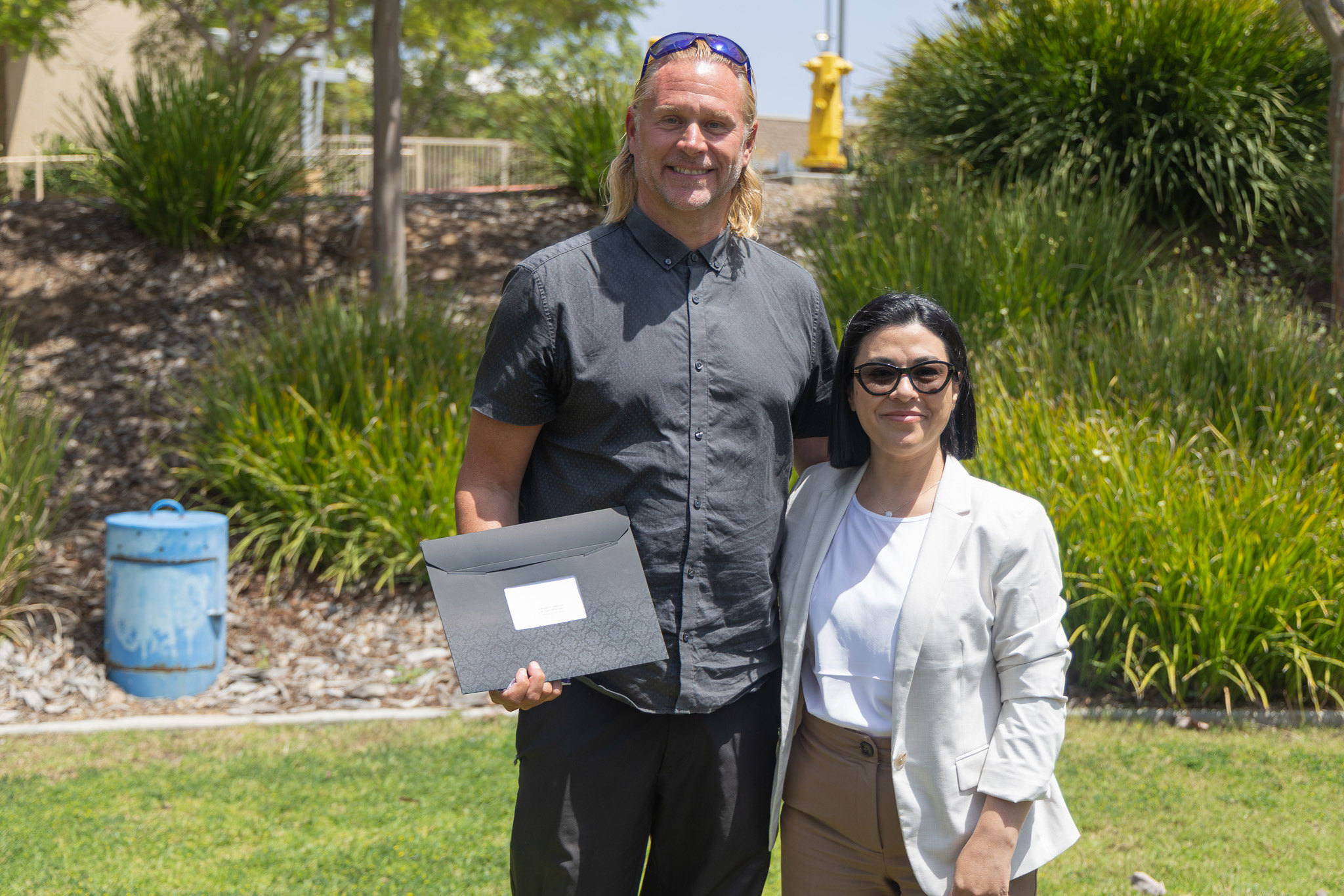 A presenter gives an employee a service award.&nbsp;