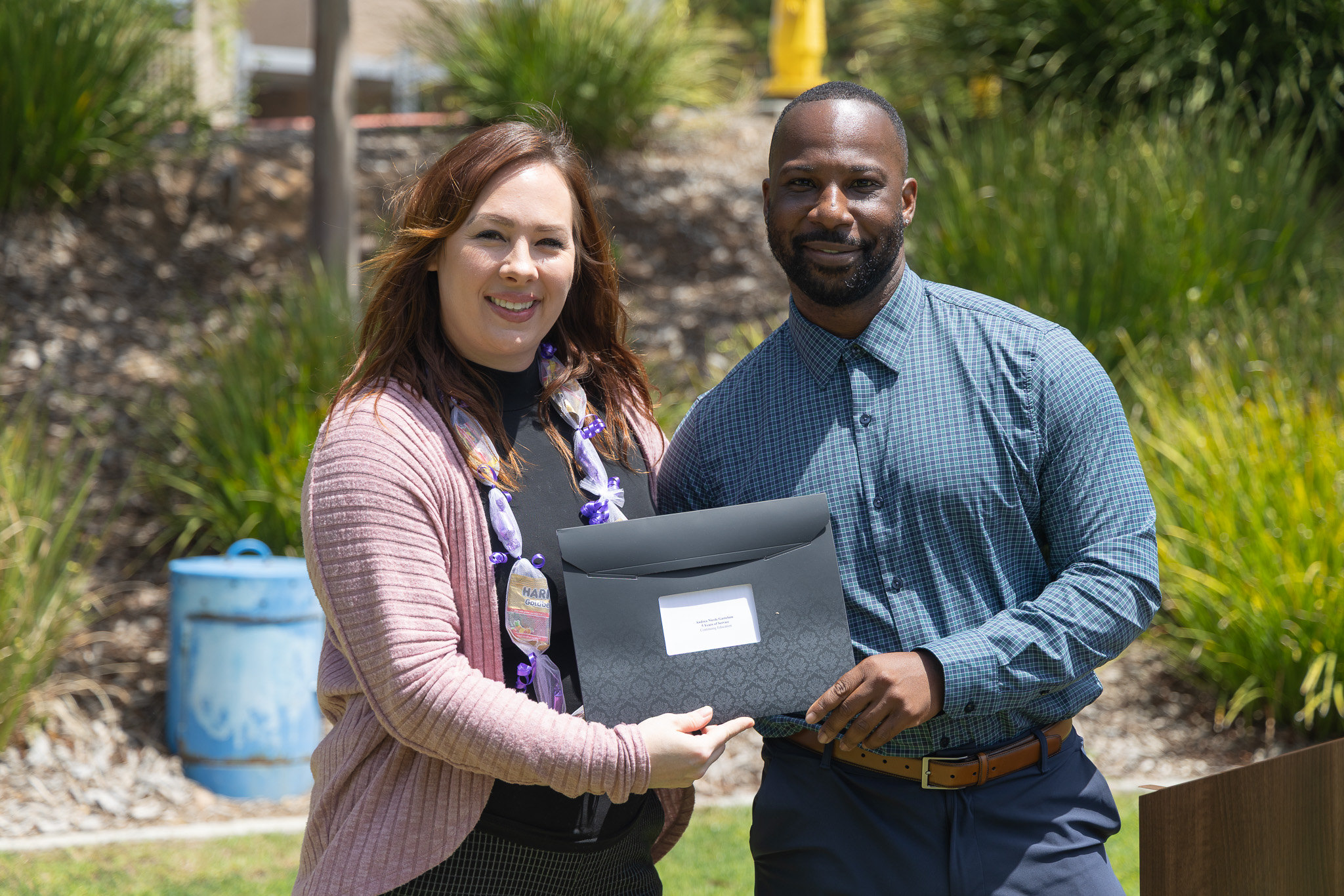 A presenter gives an employee a service award.&nbsp;