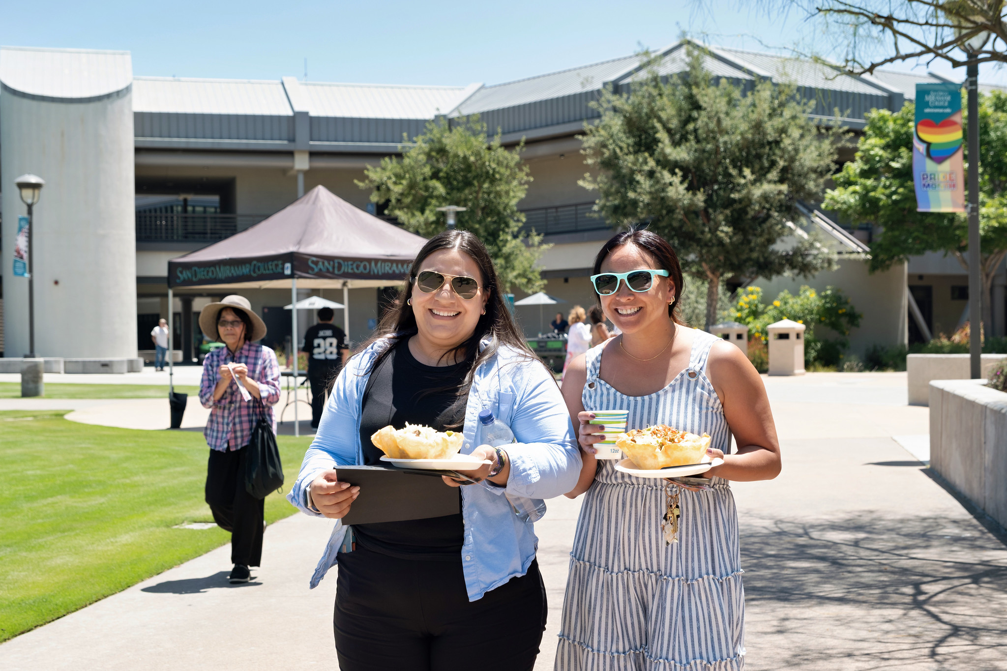 Two Miramar employees with their lunch.&nbsp;